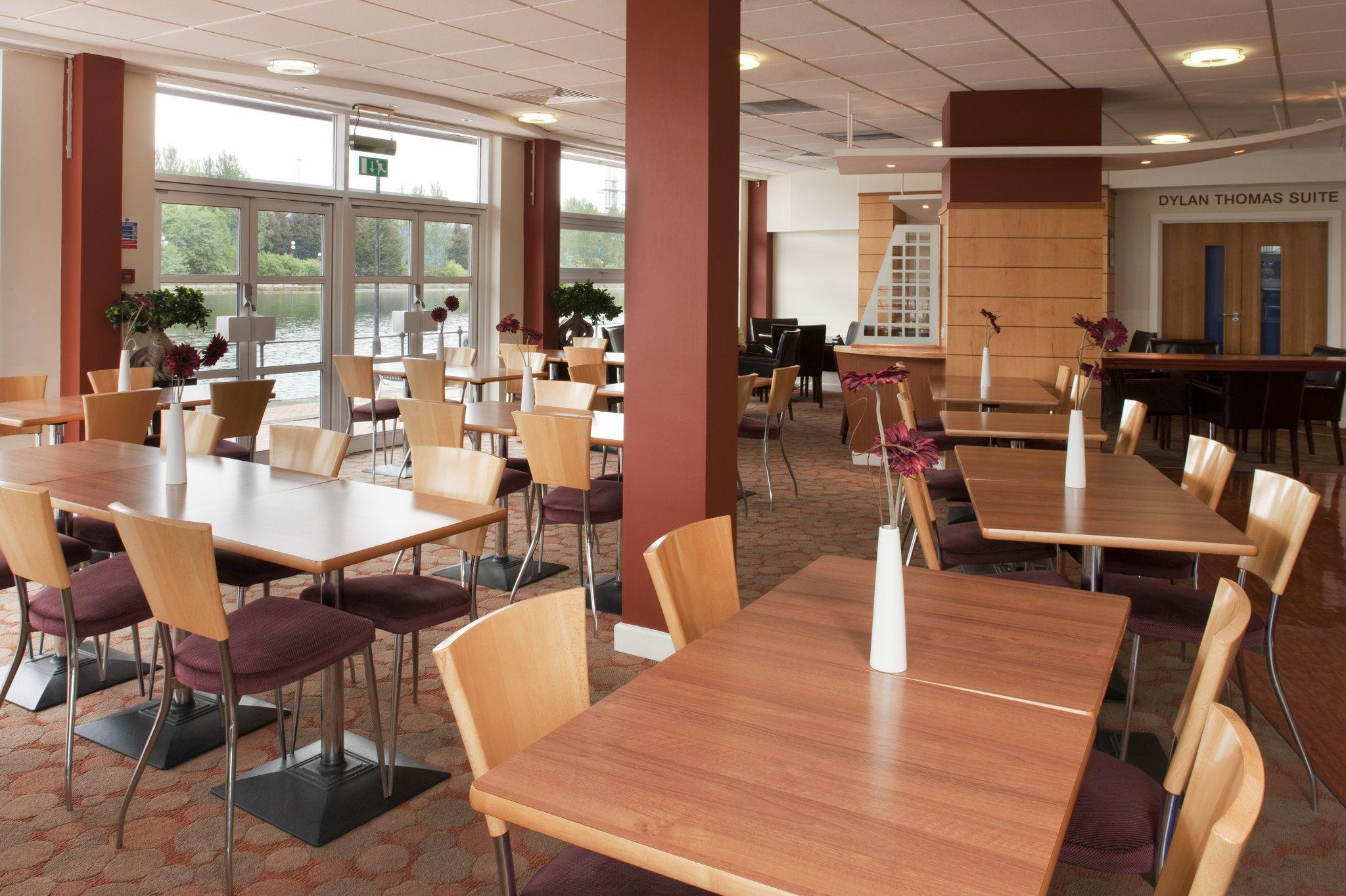 Holiday Inn Express Cardiff Bay By Ihg Exterior foto