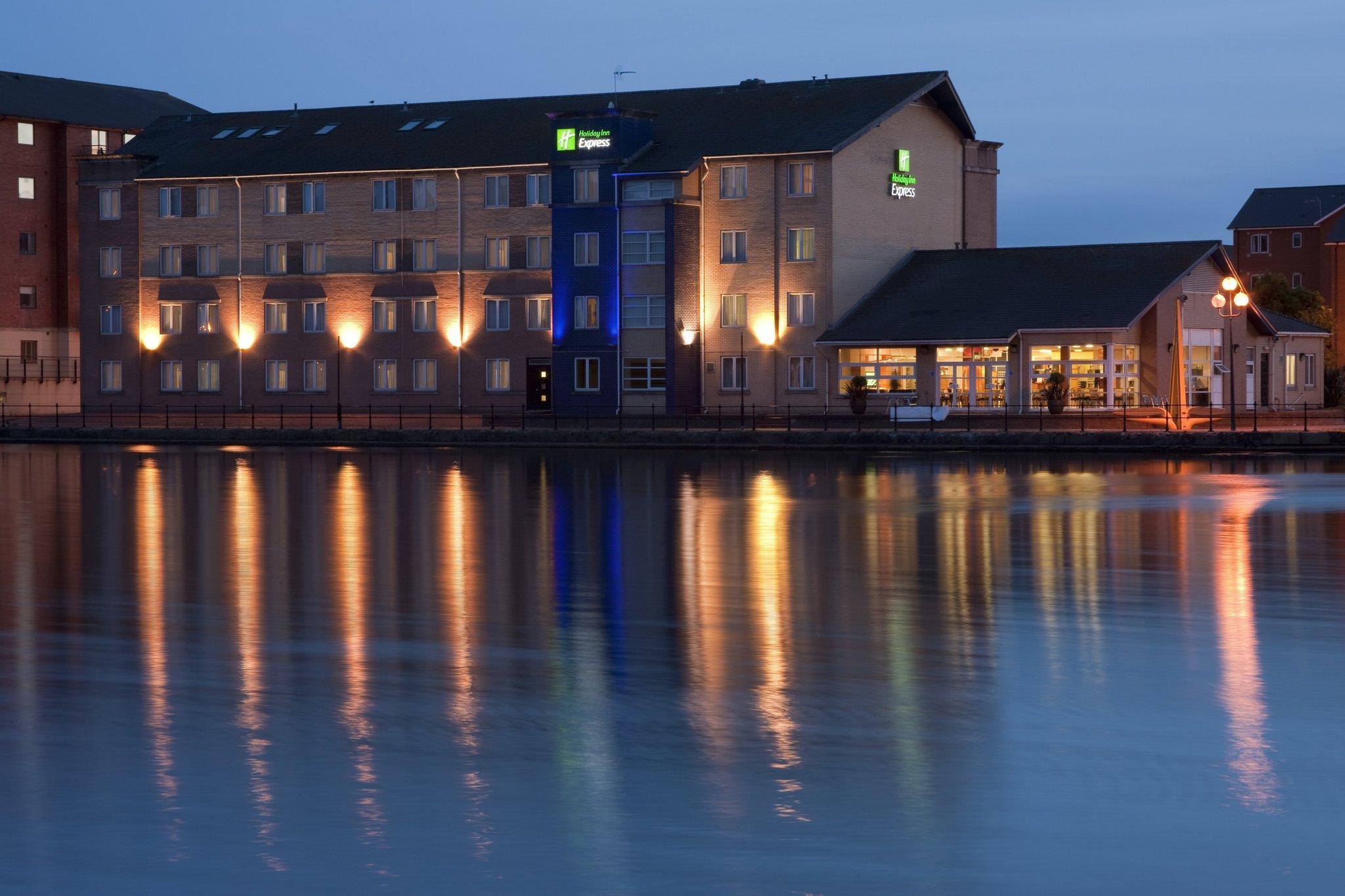 Holiday Inn Express Cardiff Bay By Ihg Exterior foto