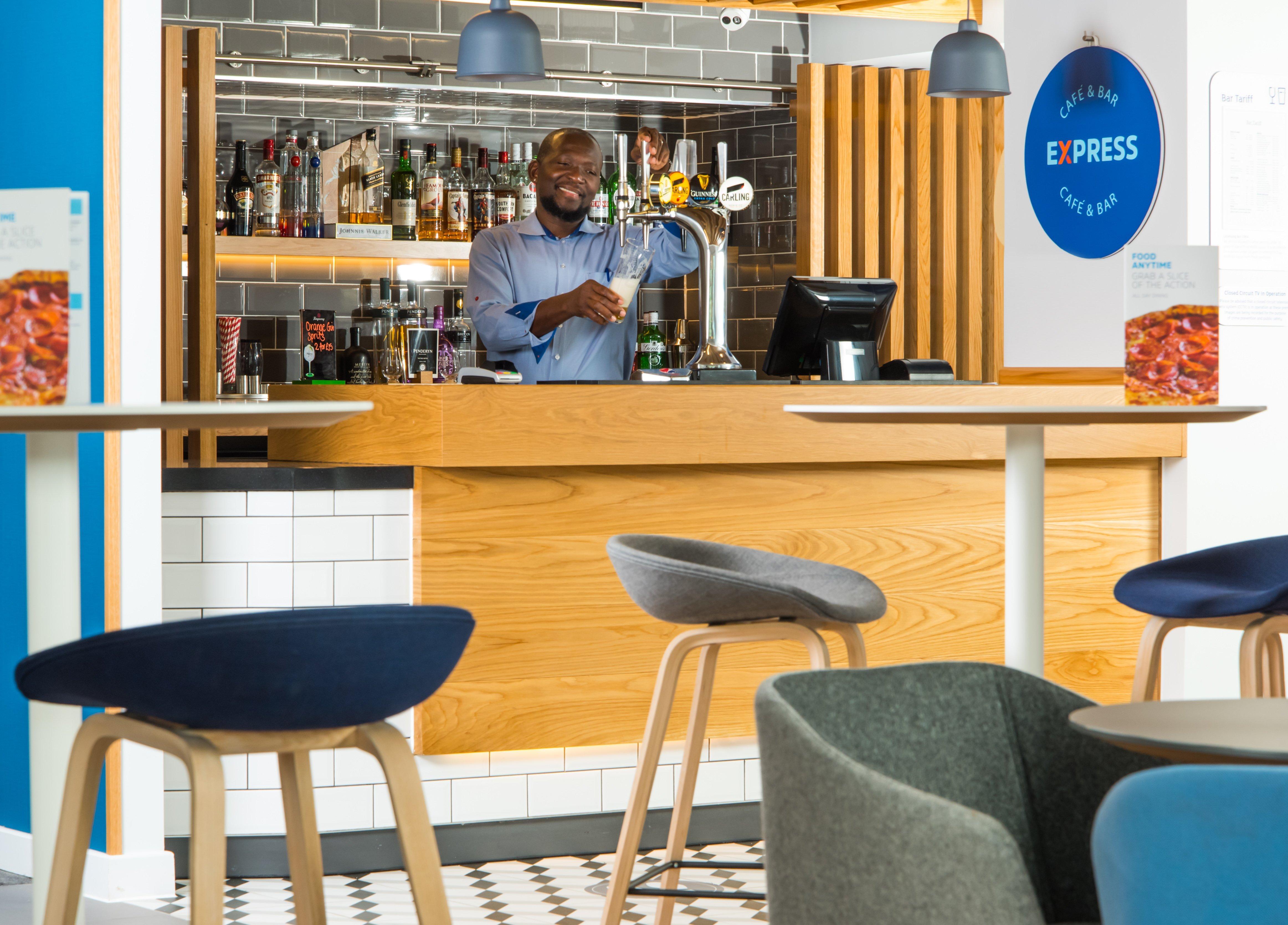 Holiday Inn Express Cardiff Bay By Ihg Exterior foto